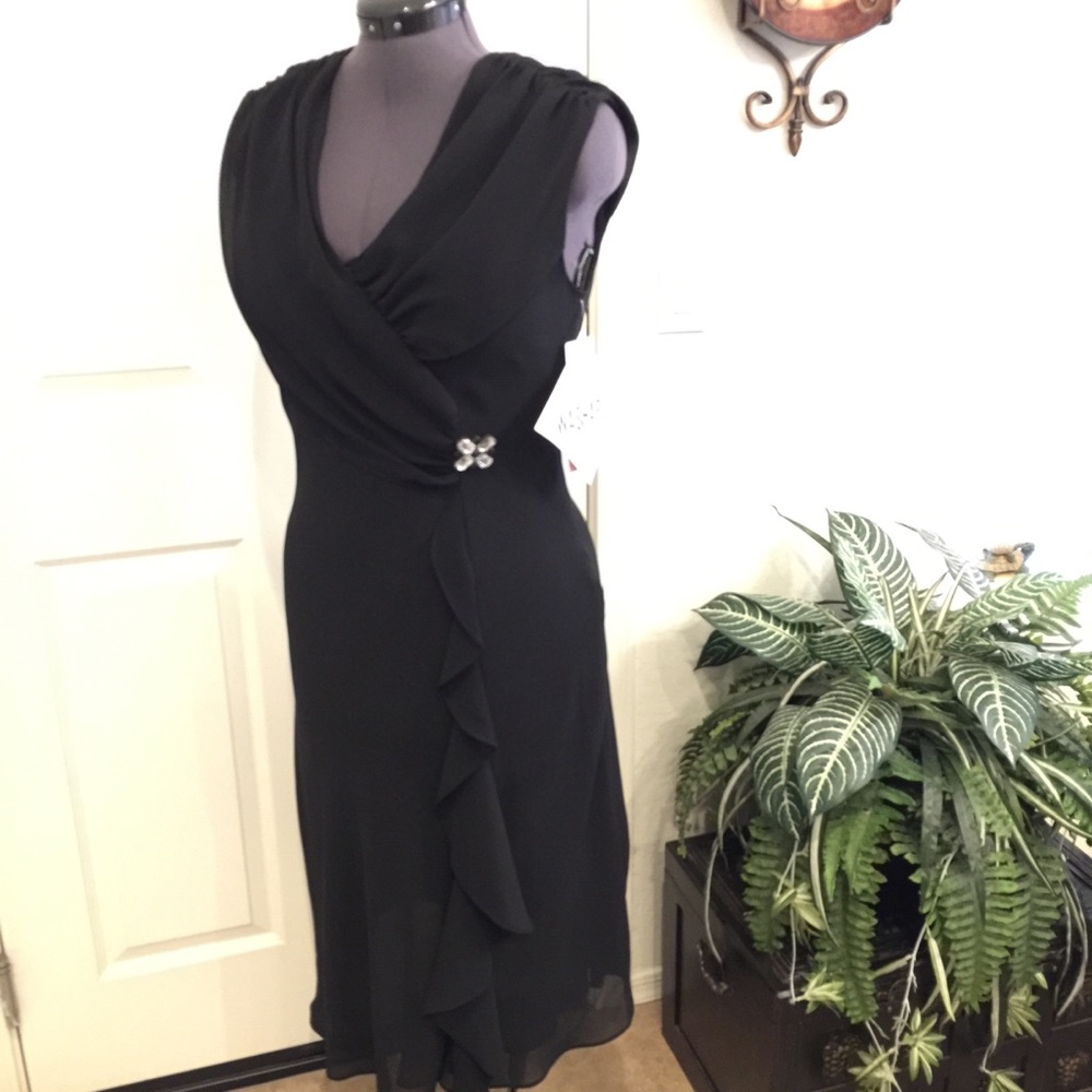 NWT ❤️”THE” black💗dress!! Gorgeous dress, it’s new with tags - Picture 2 of 16